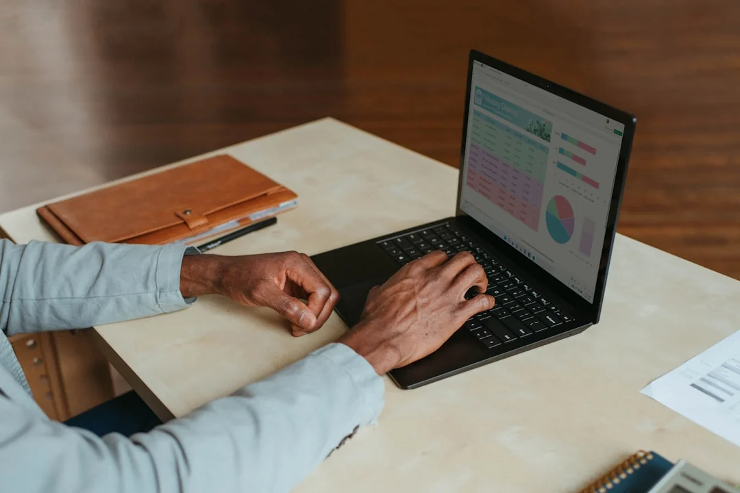 Vue de dessus d’une équipe collaborant avec des ordinateurs portables, des téléphones et des notes dans un bureau moderne.